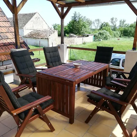 S Vinnym Sklepem Four Grapes Holiday home Jevisovka