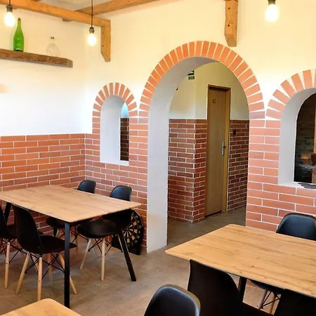 S Vinnym Sklepem Four Grapes * Jevisovka