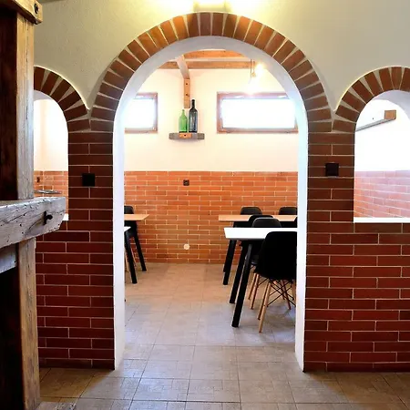 S Vinnym Sklepem Four Grapes Holiday home *